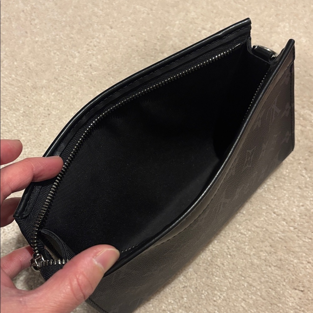 Louis Vuitton - Gaston Wearable Wallet - Picture 3 of 3